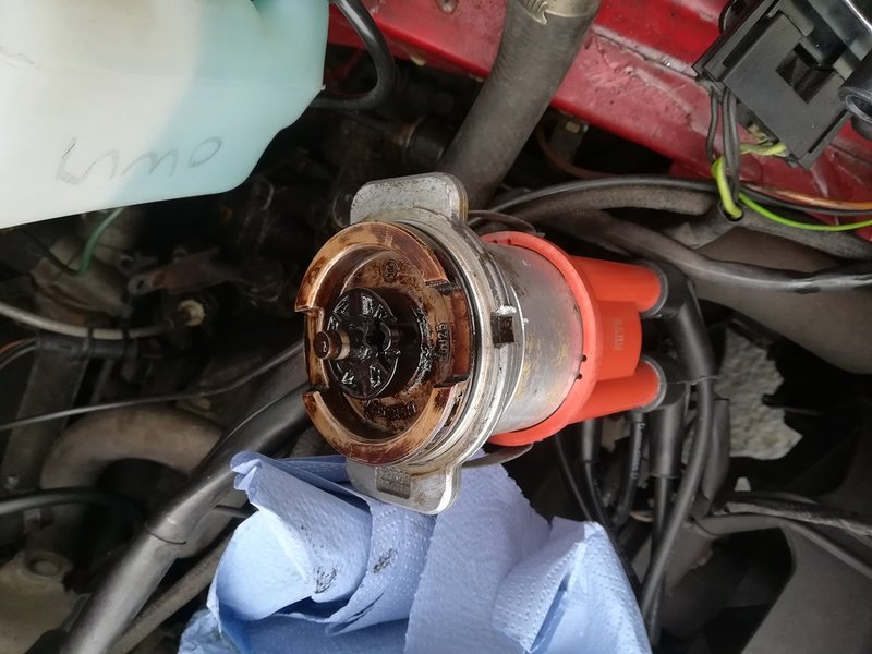 ZündverteilerAusbauen.jpg (210.59 KiB) 15114 mal betrachtet Zündverteiler ausbauen, eventuell vorher eine Markierung setzen... Reinigen und O-Ringe ersetzen...