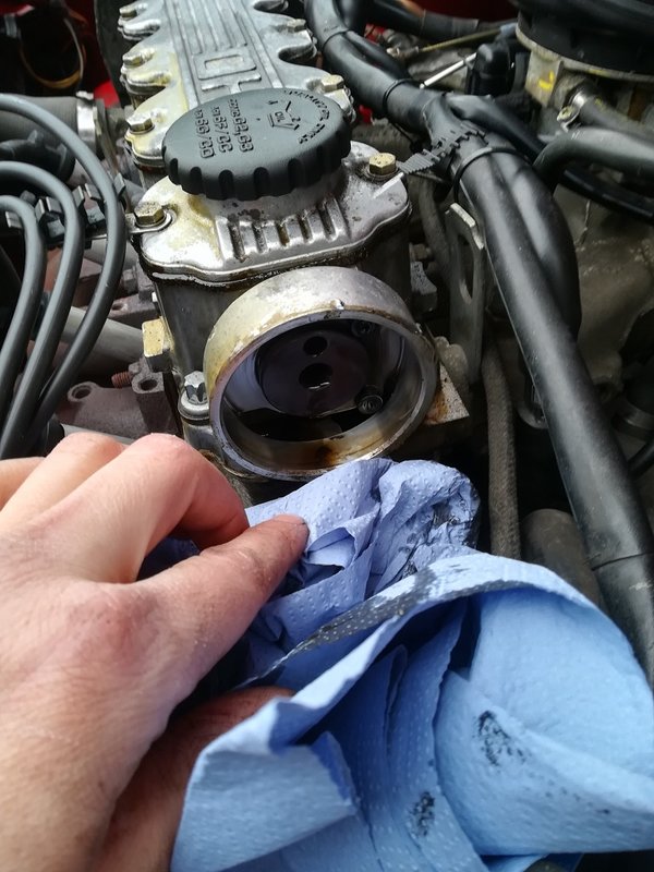 SicherungsplatteAusbauen.jpg (241.79 KiB) 15114 mal betrachtet Sicherungsplatte abschrauben, zwei Innensechskant...