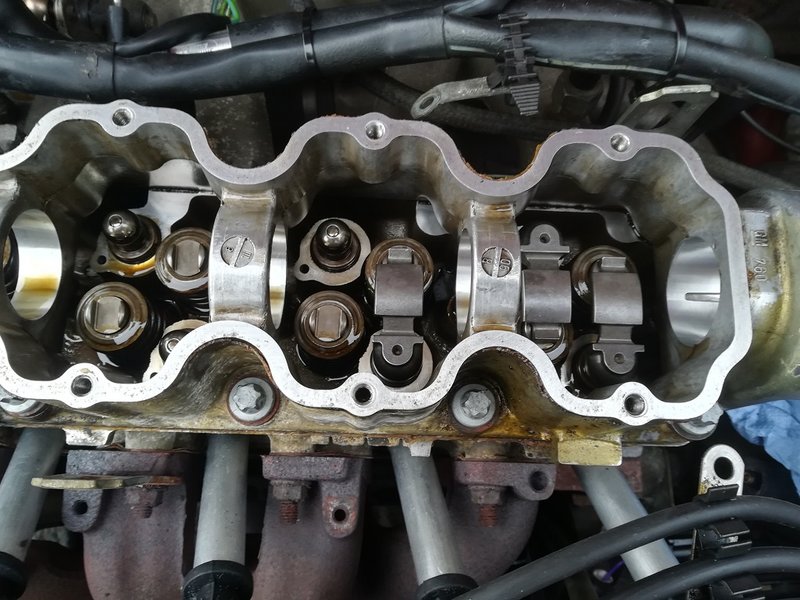 SchlepphebelDruckstückeErneuern.jpg (286.32 KiB) 15114 mal betrachtet Nockenwelle zur Fahrerseite ausbauen, NW-Dichtring ersetzen, neue Druckstücke und Schlepphebel verbauen...