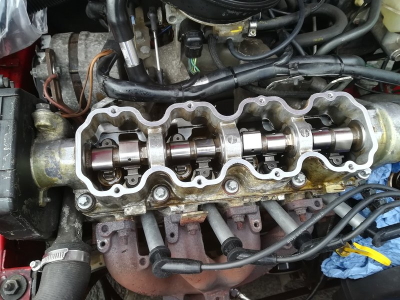 NockenwelleMontiert.jpg (323.02 KiB) 15114 mal betrachtet Neue NW über die Fahrerseite montieren, Lagerflächen vorher mit einem tropfen Getribeöl benetzen (Einlauföl ist besser), MoS2 Fett Übergang Schlepphebel/Druckstücke nicht vergessen...