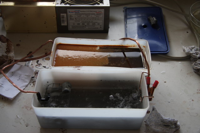 cors364.JPG (353.82 KiB) 62128 mal betrachtet Galvanikbäder, einmal zum entrosten und einmal zum verzinken.