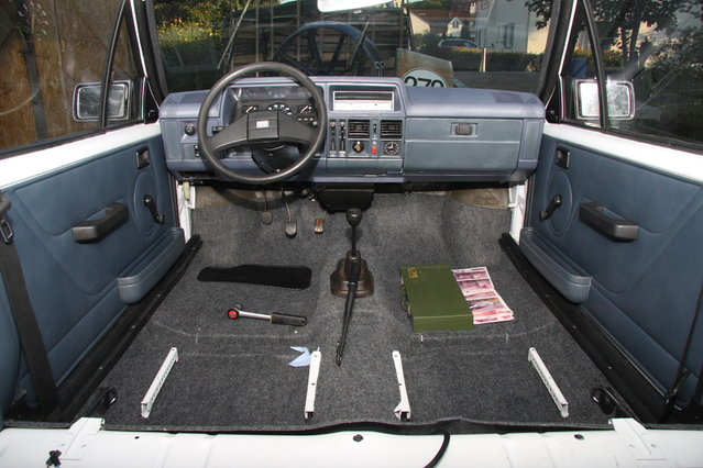 cors487.JPG (467.85 KiB) 73712 mal betrachtet Teppich ist drin, Sitze fehlen noch.